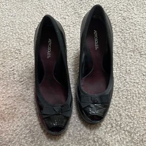 Cute retro black patent leather w bow peeptoe